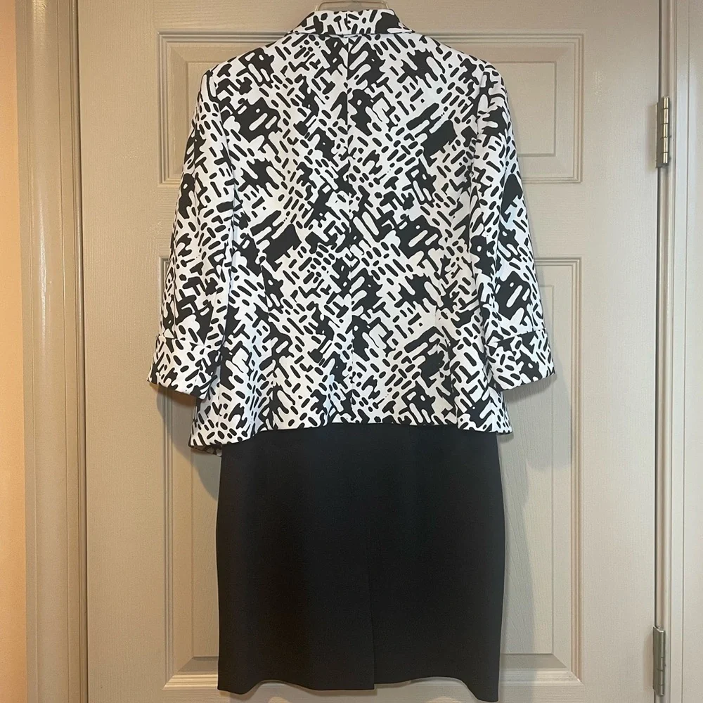 Kasper Black/White Sleeveless Dress w/Abstract Matching Jacket, Size‎ 2P and 4P
